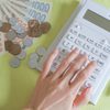 世帯年収1600万なのに貯金400万!?「贅沢していないのにお金が貯まらない」と悩む40代主婦のリアルな相談事例。ポイント目的の複数決済や、毎月18万円の習い事代に隠された「潜在的な贅沢」の怖さとは？現役FPが、高収入世帯ほど陥りやすい家計管理の盲点と、変化を起こす大切さを語ります。